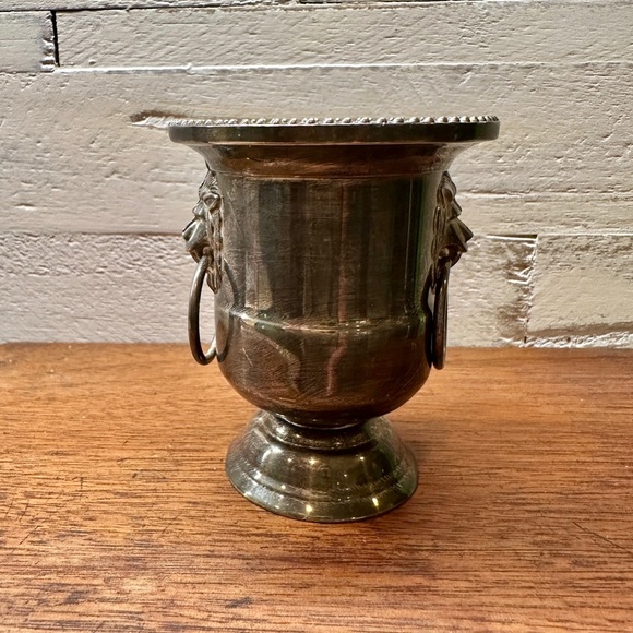 SHERIDAN, SILVER PLATE, MINIATURE CHAMPAGNE BUCKET WITH LION HEAD RINGS. - Picture 6 of 9